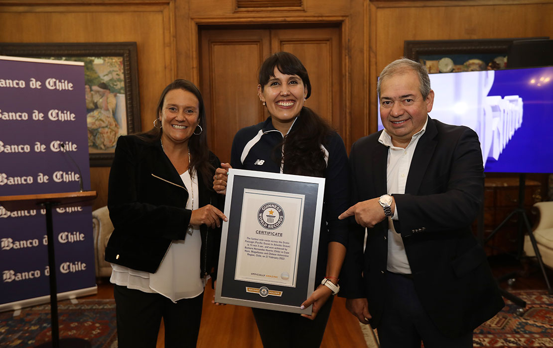Banco de Chile entrega reconocimiento “Compromiso País 2022” a nadadora nacional de aguas gélidas Bárbara Hernández