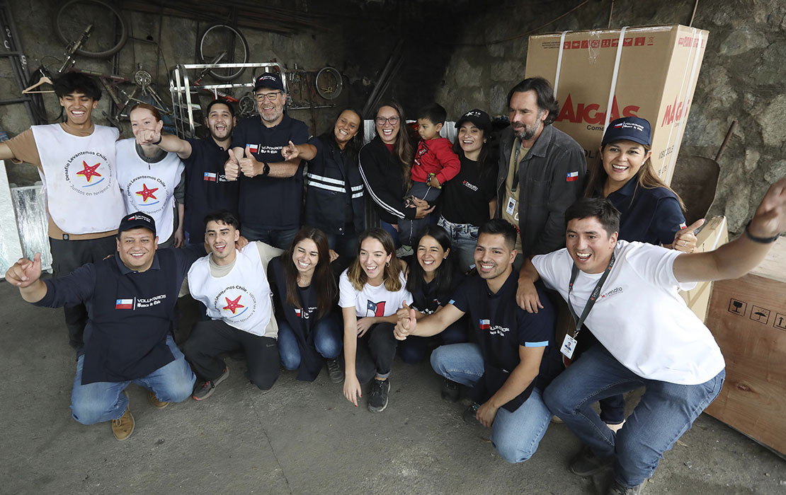 Voluntarios de Banco de Chile inician entrega de ayuda a emprendedores afectados por incendios imagen