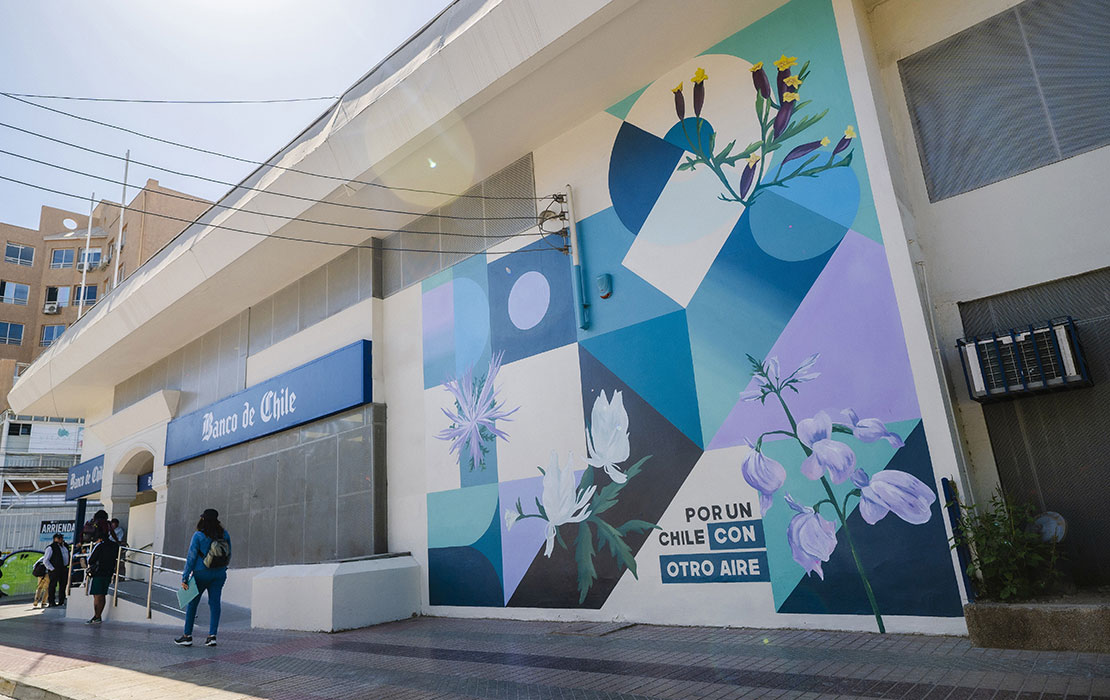 Día Mundial de la Tierra: Banco de Chile junto a tres destacadas artistas nacionales intervienen fachadas de sucursales con innovadora pintura que purifica el aire